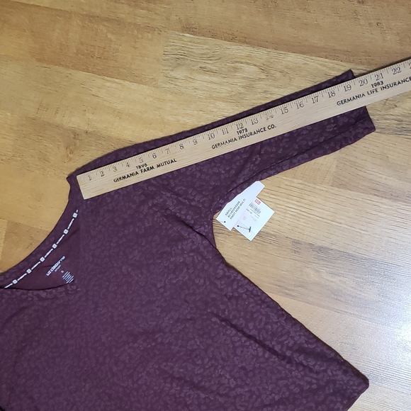 Liz Claiborne Sport - 3/4 sleeve, V-neck top - Ladies Small - Picture 7 of 14